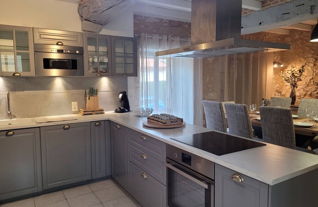 Holiday Home 'La Colline' with Private Pool, Wi-Fi and Air Conditioning