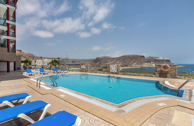 Holiday Home Su Eminencia near the Beach with Sea Views and Shared Pool