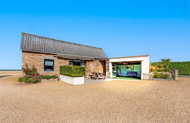 Holiday Home 'Ty Reuniou - La Grange' with Sea View, Shared Terrace and Wi-Fi