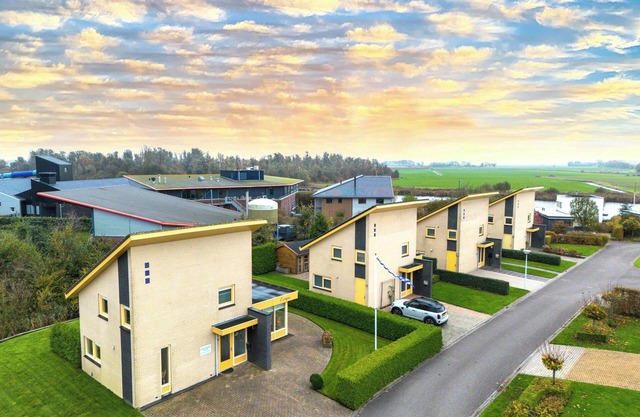 Holiday home with mooring in watery Koudum