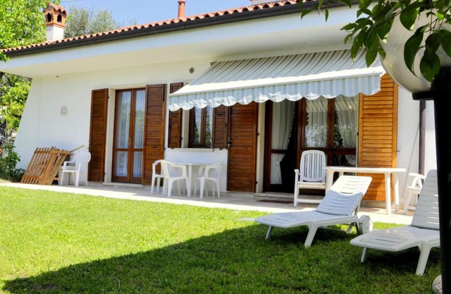 Holiday home with private garden, about 1 km from the lake