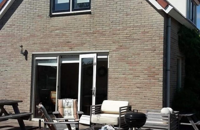 Holiday home Zwin 33 is centrally located in Scheldeveste park. With a spacious south-facing garden and views of the adjacent lake, you can always enjoy the various terraces.