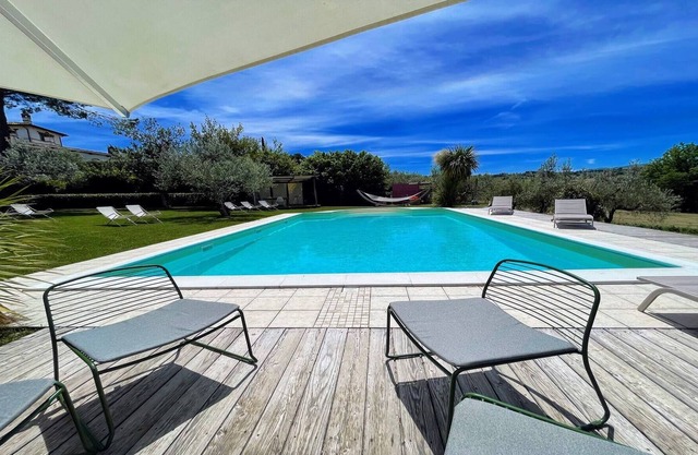 Holiday in Italy s finest wine and truffle area with an exc pool. Fantastic!