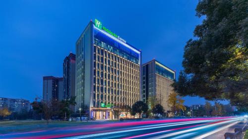 Holiday Inn Express Chengdu Shuangliu Airport by IHG - Free shuttle bus from Shuangliu International Airport to hotel about 8 Minutes by car, Welcome drink