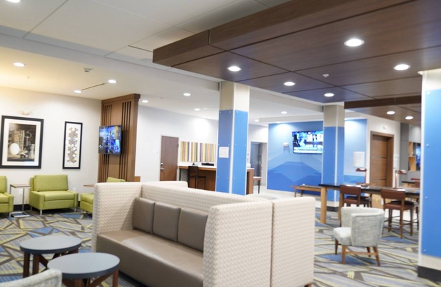 Holiday Inn Express & Suites Dallas Central Market Center by IHG