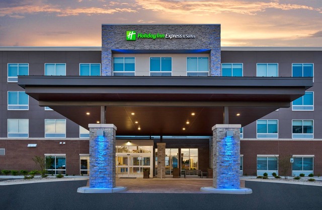 Holiday Inn Express & Suites Grand Rapids Airport - South by IHG
