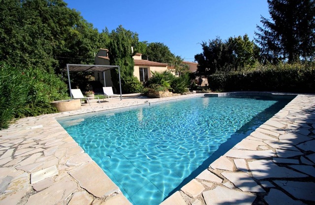 Holiday rental near Vaison-la-Romaine, Vaucluse, private swimming pool, pets allowed (1).