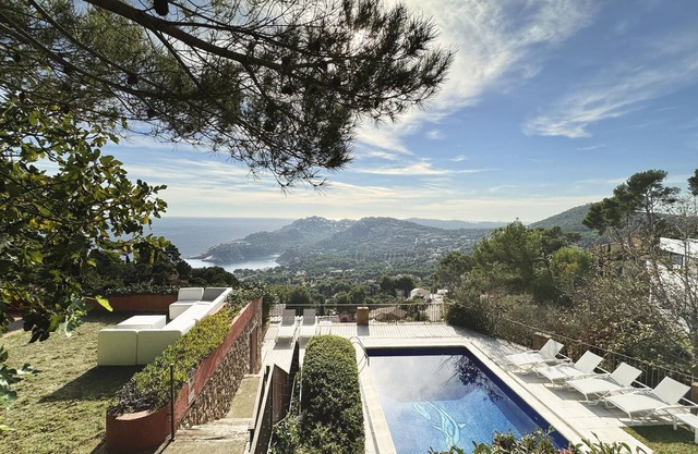 Holiday rental villa with swimming pool in Begur, Aiguablava