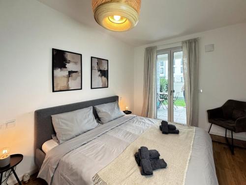 HolidayHome Apartments I Airport Deluxe Condo with Terrace