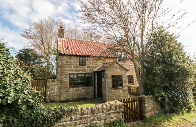 HOLLY COTTAGE, pet friendly, character holiday cottage in Whitby