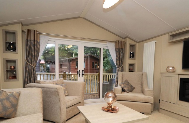 HOLLY HEIGHTS LODGE, pet friendly, with a garden in Windermere