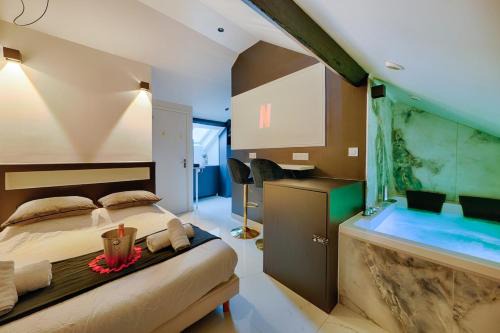 Hollywood Love Jacuzzi