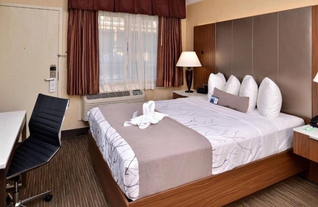 Hollywood Stay Perfect for Couples Seeking Local Attractions & Fun