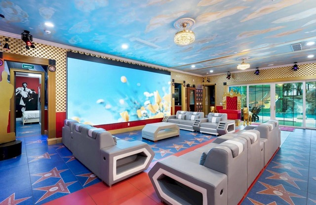 Hollywood Themed Mega Mansion/Sleeps 62!/Your own Lazy River/Firepit/