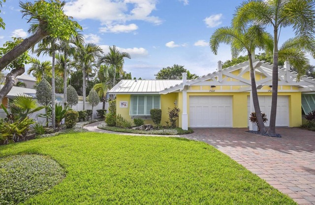 Holmes Beach Cottage Steps to the Beach with Heated Pool!