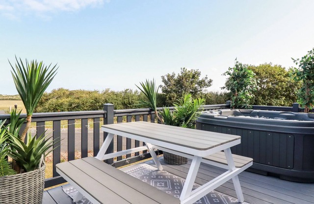 HOLYWELL SUNSET, pet friendly, with pool in Goonhavern