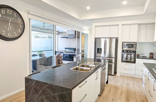 Home at Hogans. Overlooking Lake Mulwala. Boat parking and your own private swimming pool