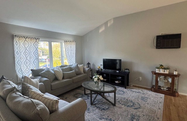 Home Away from Home – 3BR Retreat with Amenities