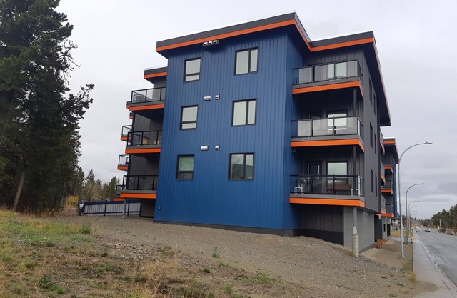 Home away from Home. Recent secure building. Completely equipped kitchen.