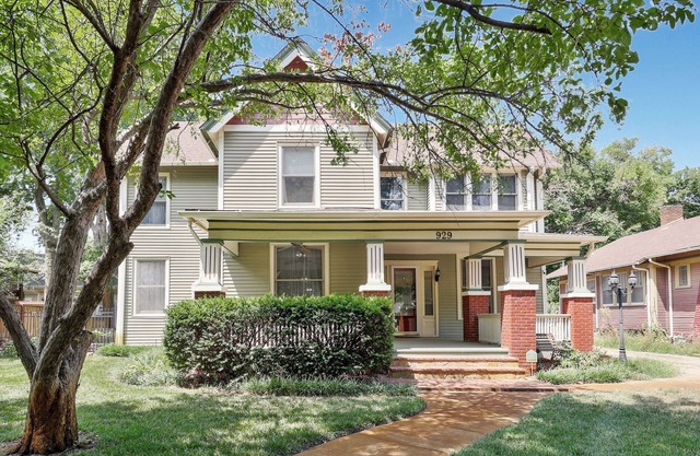 Home by the river, 5 Bedrooms, 5-minute walk to Children Museum, POOL TABLE!