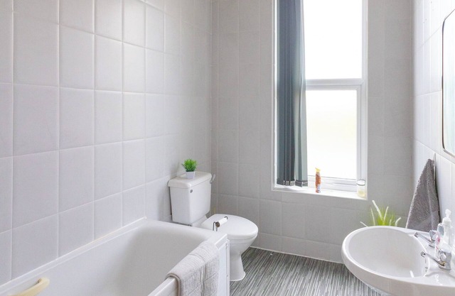 Home Feel Apartment in Quite Community in M16 only 10 min to City