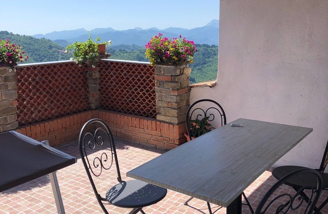 Home Holidays with terrace and beautiful panoramic view of the Apuan Alps