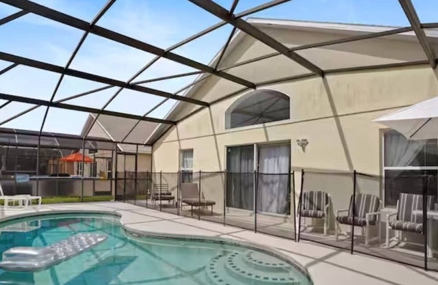 Home in Clermont| King-sized bed