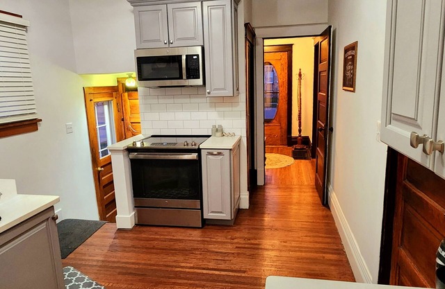 Home in downtown Ottawa! A quick walk to restaurants and close to Starved Rock.