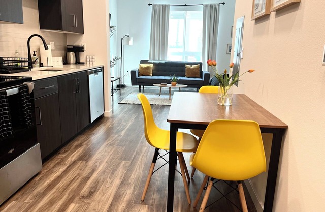 Home in Hollywood ,free parking , gym ,jacuzzi ,Rooftop, best location