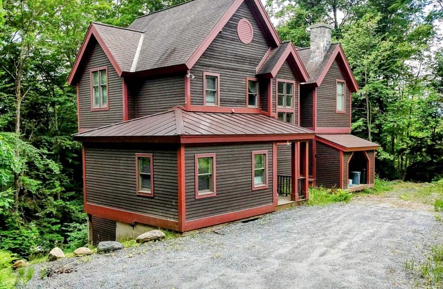 Home near the Bull Run Trail with fireplace, washer/dryer & cable