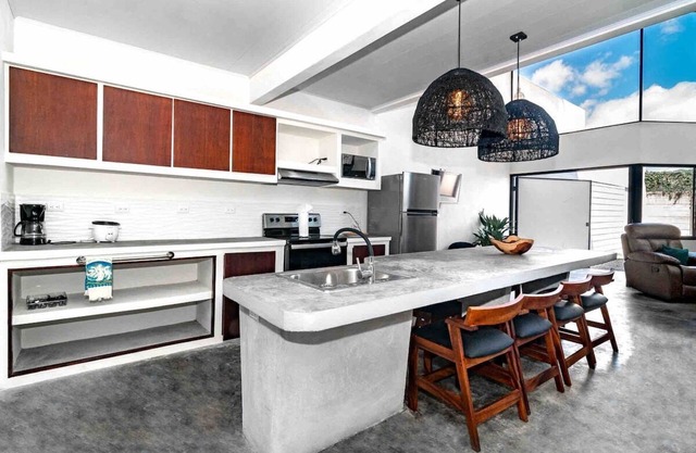 Home with private pool, rooftop, patio, hot tub, AC, WI-FI, pet friendly