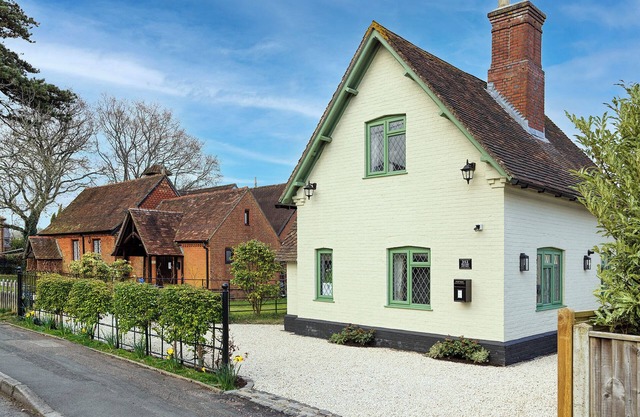 Homely Cottage near Paultons Park with hot tub