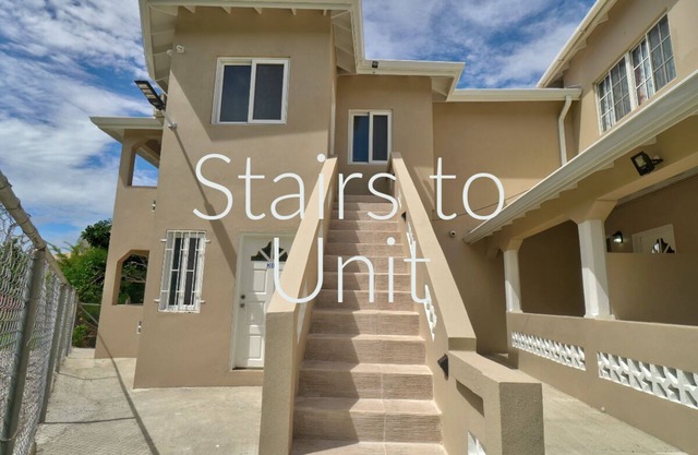 Homely fully self-contained apartment151 feet from Portici Beach access.