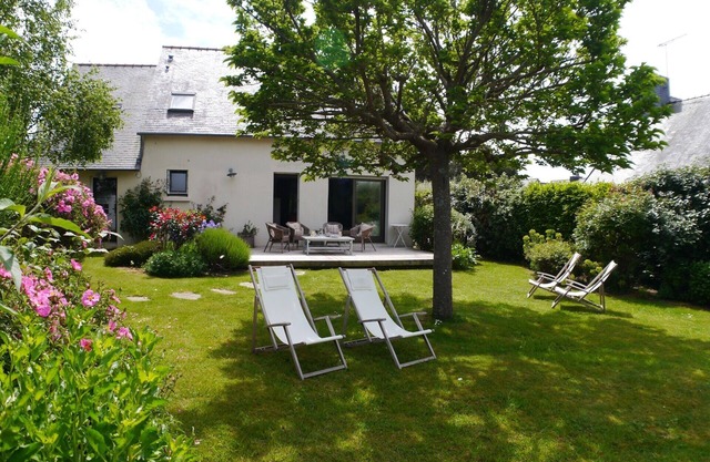 Homely house with beautiful garden on the beach of Dourveil