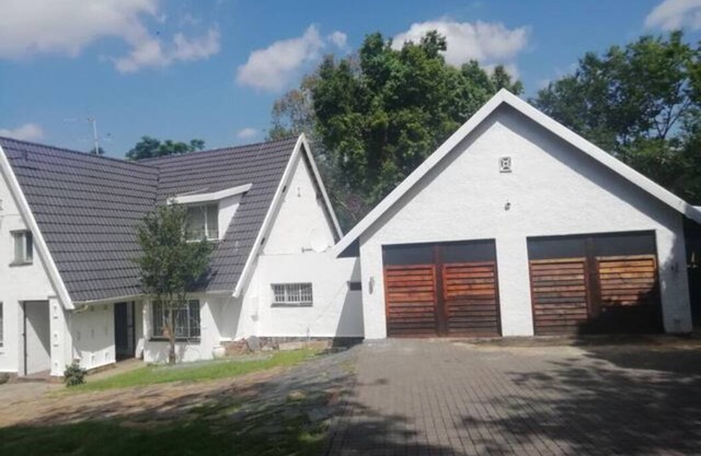 Homely, quiet neighbourhood close to shopping centre, Sandton and Rosebank.