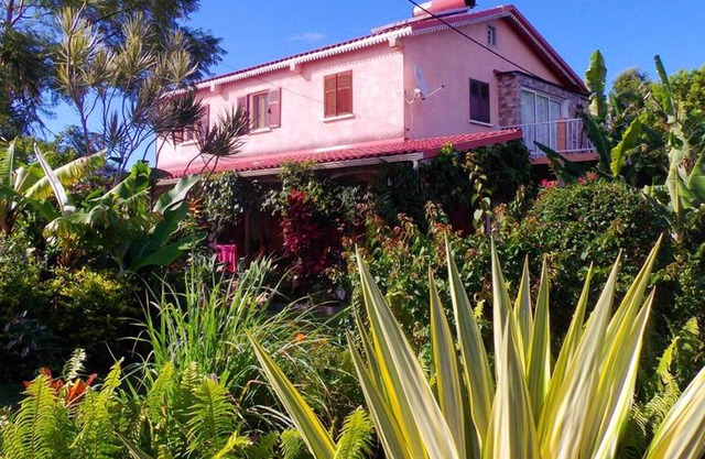 Homerez - Beautiful apartment With sea view and garden