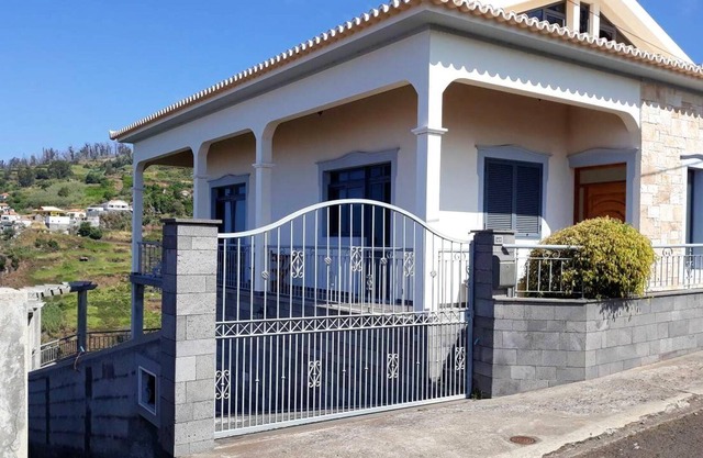 Homerez - Bright Apartment, Sea View, 100 sqm