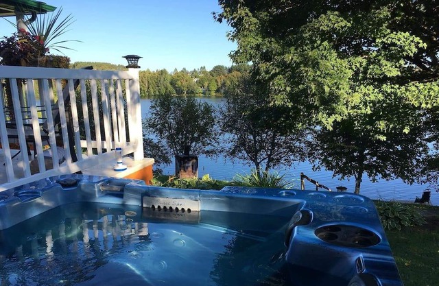 Homerez - Chalet for 6 ppl. with jacuzzi, spa and garden at Sainte-Thècle
