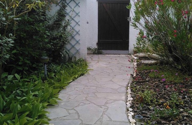 Homerez - Charming House in Les Mathes with Enclosed Garden