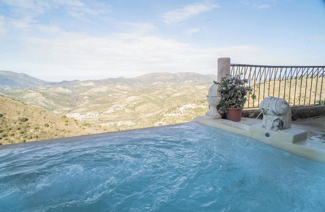 Homerez - Charming Villa in Algarinejo with Private Pool