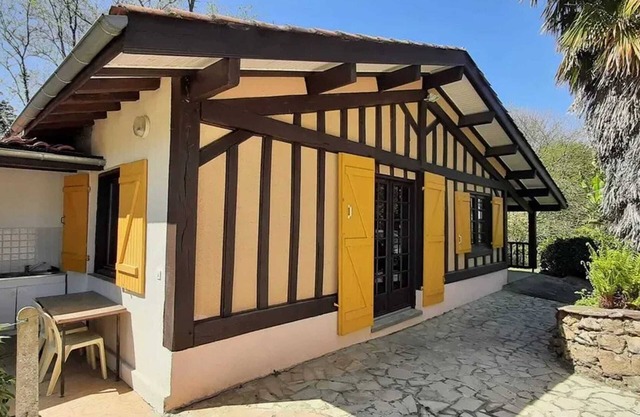 Homerez - Family Chalet in Laurède with Shared Pool