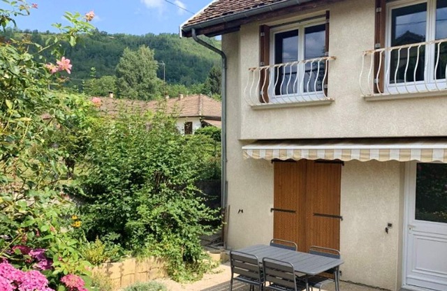 Homerez - House for 4 ppl. with garden and terrace at Vaulnaveys-le-Haut