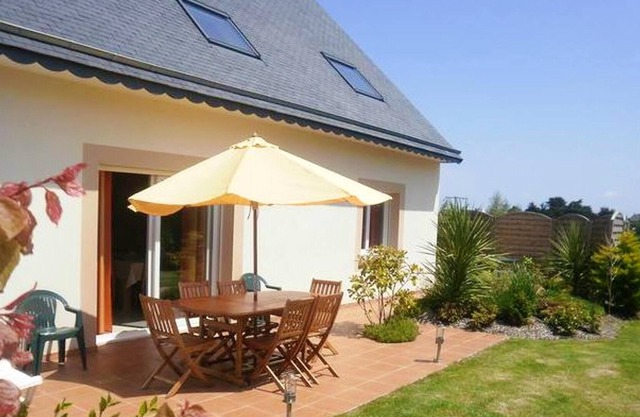 Homerez - House 400 m away from the beach for 8 ppl. with garden at Plougrescant