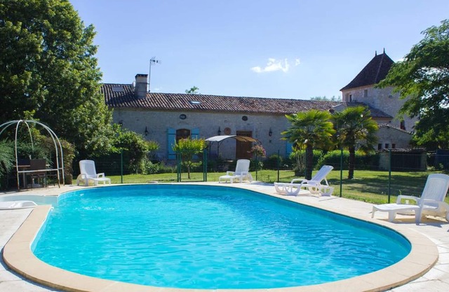 Homerez - House for 13 ppl. with swimming-pool, jacuzzi and garden at Thénac