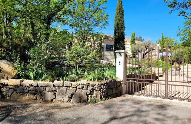 Homerez - House for 6 ppl. with shared pool, garden and terrace at Mons