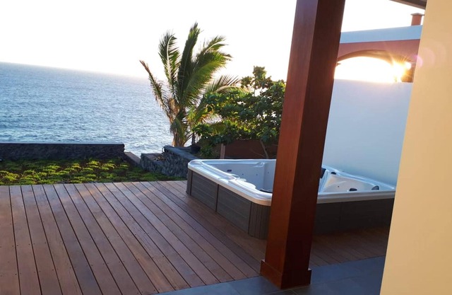 Homerez - House for 6 ppl. with jacuzzi, sea view and garden at Saint Pierre