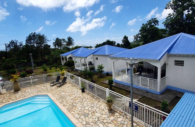 Homerez - Nice bungalow for 4 ppl. with shared pool at Capesterre-Belle-Eau