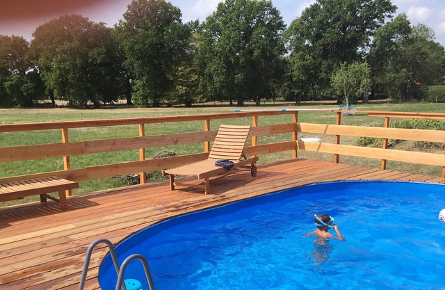 Homerez - Nice bungalow for 6 ppl. with shared pool and terrace at Saint-Pardoux