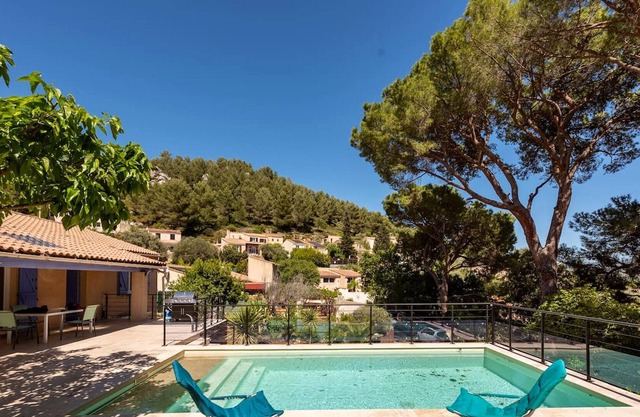 Homerez - Nice house for 8 ppl. with swimming-pool, garden and terrace at Auriol