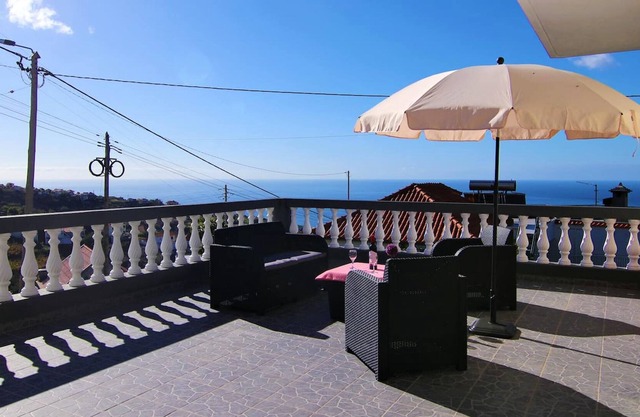 Homerez - Nice house for 6 ppl. with sea view, terrace and balcony at Calheta